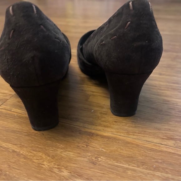 Woman’s brown heel - Picture 2 of 3